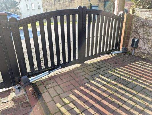 Hoftor mit Elektroantrieb