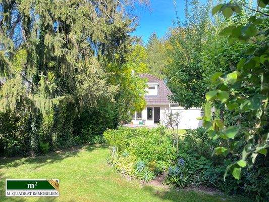 Blick aus dem Garten zum Haus