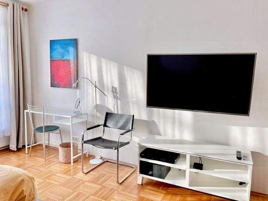 Arbeitsplatz und Flat-TV