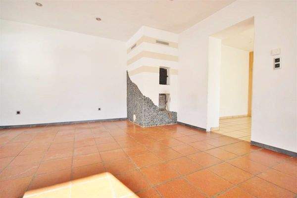 Wohnzimmer mit Kachelofen (EG)