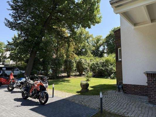 Garten vorn zur Straße 