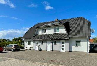 Doppelhaus auf großem Grundstück