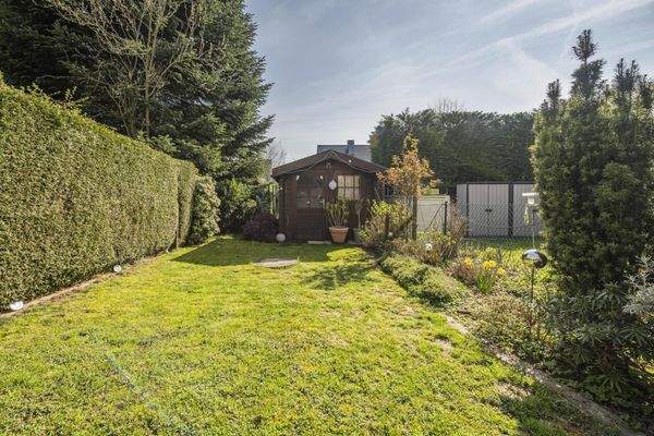 Garten mit Gartenhaus