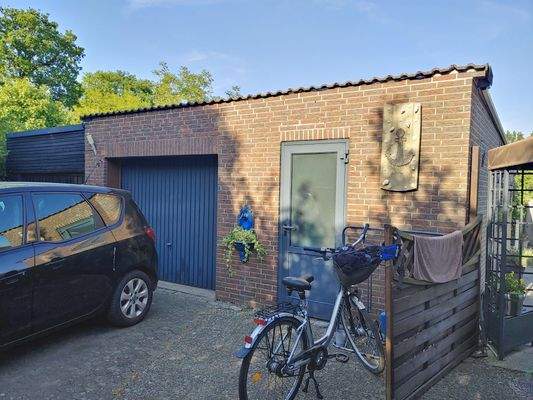 Garage mit kleinem Carport