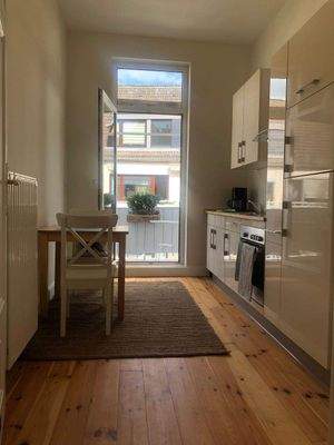 Küche mit Blick z Balkon.jpeg