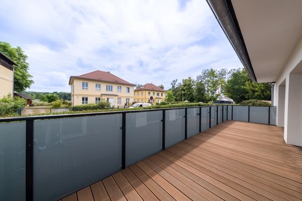 Terrasse mit viel Platz und Teilblick auf die Have