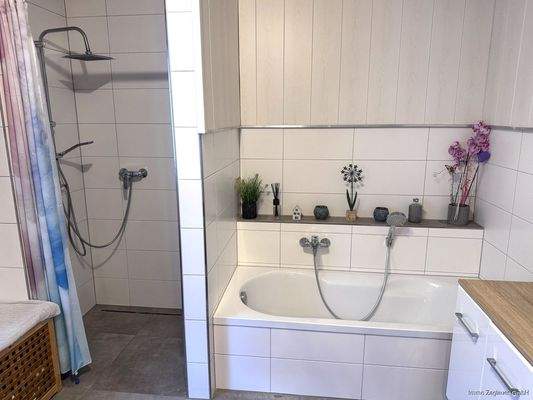 Mit ebenerdiger Dusche & Wanne