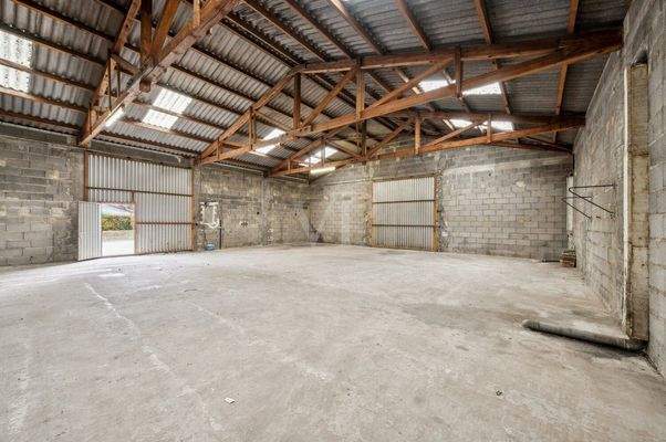 große Maschinen- oder Lagerhalle