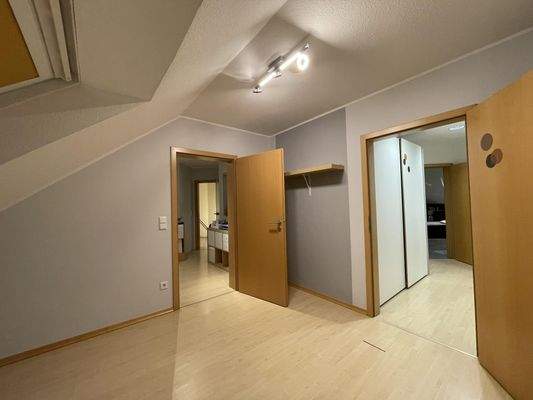 Schlafzimmer 2 mit Zugang zum begehbaren Kleiderschrank