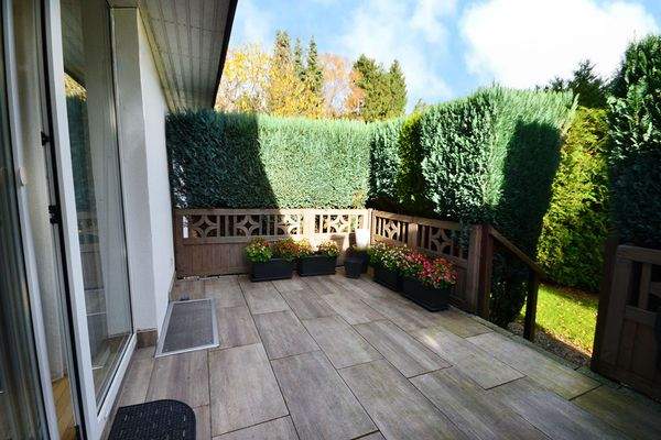 Die Frühstücksterrasse mit Gartenzugang