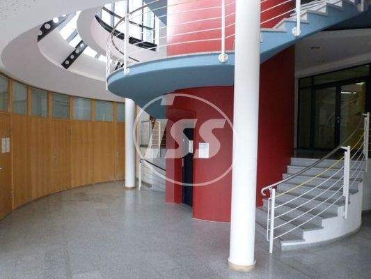 Treppenhaus mit Aufzug