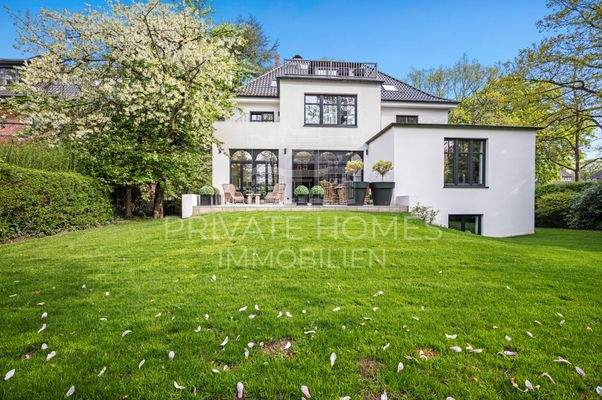 Ansicht auf die Villa und Garten