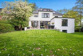 Ansicht auf die Villa und Garten