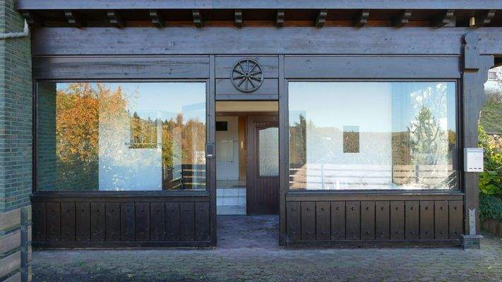 UG: Eingang mit Terrasse