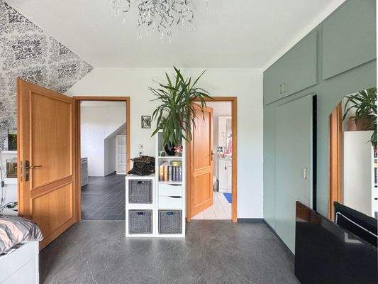 OG: Schlafzimmer mit Blick zum Bad