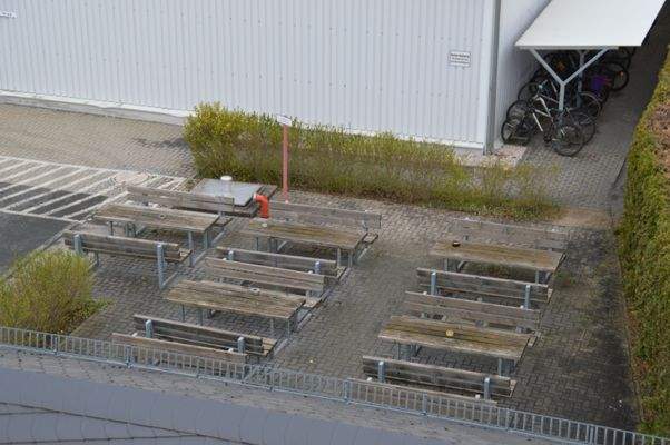 Sitzbereich mit unterirdischem Löschwassertank