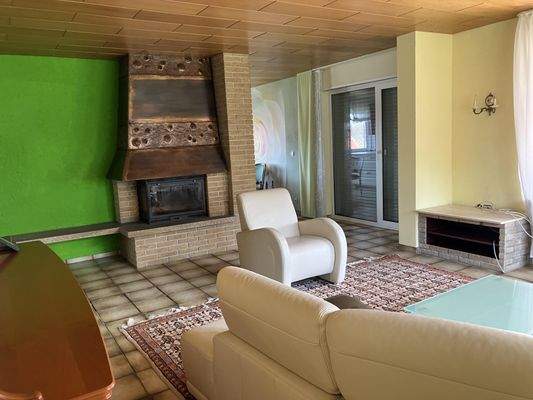 Wohnzimmer, Kamin, Zugang Terrasse