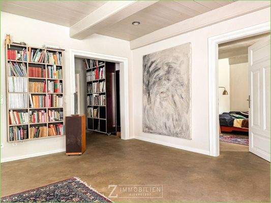 Zur Küche und zum Gästezimmer