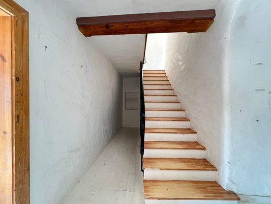 Treppenaufgang + Zugang zum Keller