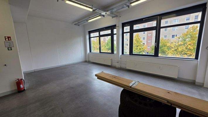 Lager- / Bürofläche zur Straße