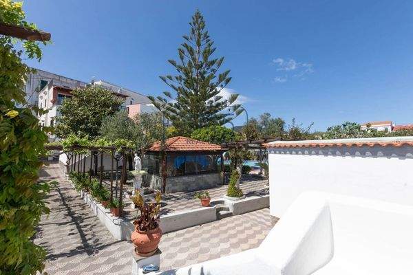 Prestigevilla in Ischia Ponte – Ein Juwel auf den Klippen der Insel Ischia