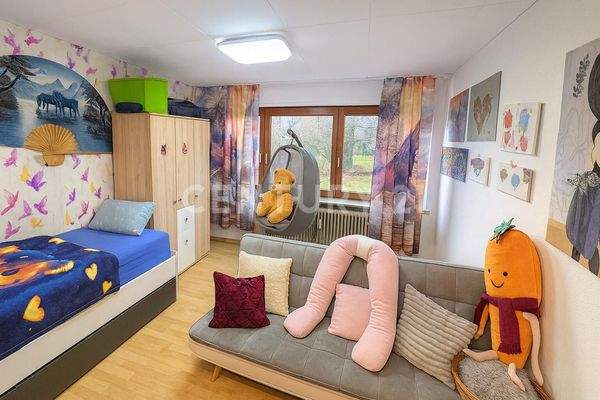 Riesiges Kinderzimmer der Wohnung im OG