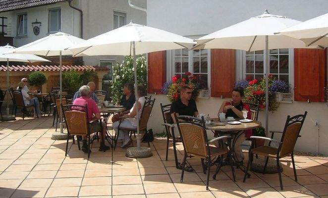 Terrasse mit Blick auf Haus
