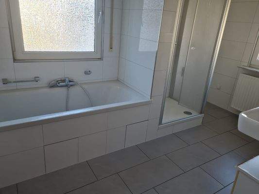 Badezimmer mit Fenster, Badewanne und Dusche