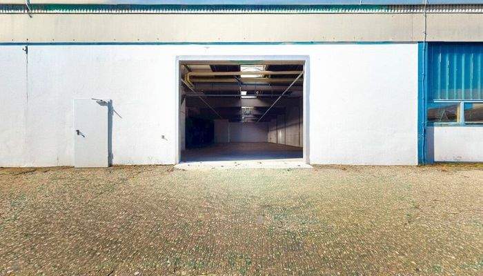 Toreinfahrt mit geöffnetem Tor