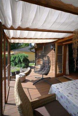 große, überdachte Terrasse