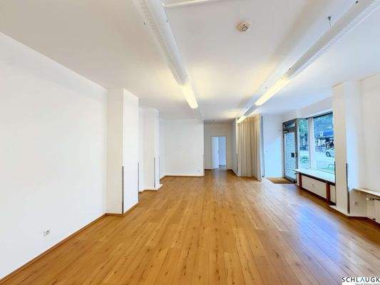 Heller Raum mit großen Fensterfronten
