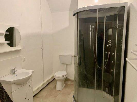 25) Wohnung DG, Badezimmer 1