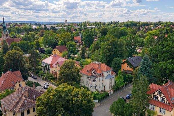 Luftbild mit Blick zur Villa