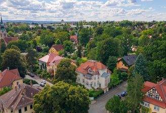Luftbild mit Blick zur Villa