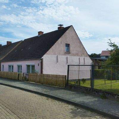 Haus mit Giebel von der Straße