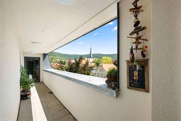 Gang zur Wohnung mit Blick zur Kirche