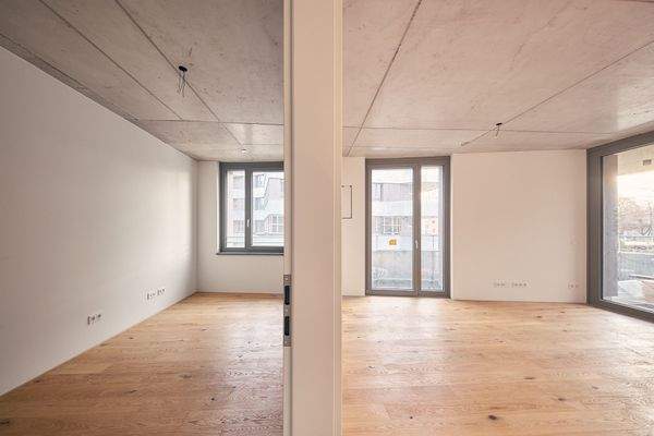 Blick zum Zimmer und zur Wohnküche - HERDERGÄRTEN 1.2.5