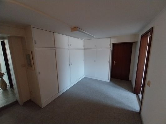 Flur mit Einbauschränken  im Wohnkeller.jpg