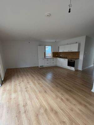 Wohnzimmer mit offener Wohnküche