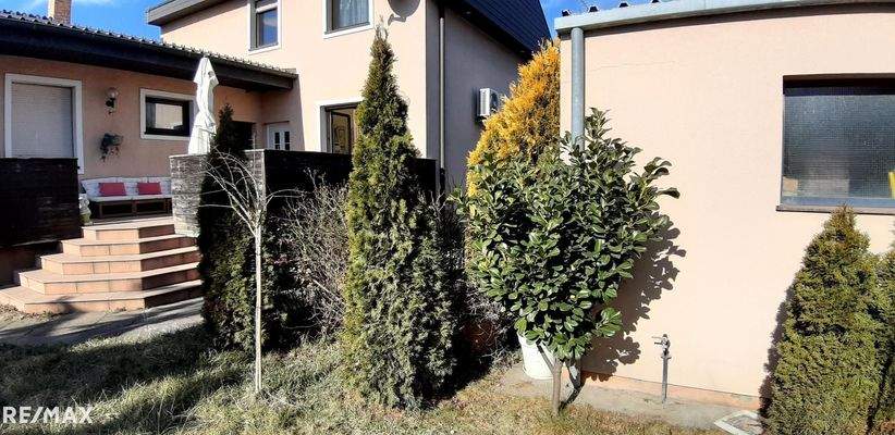 Haupthaus und Garage