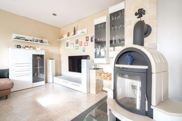 Wohnzimmer mit kamin