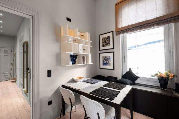 Küche mit Besprechungstisch 