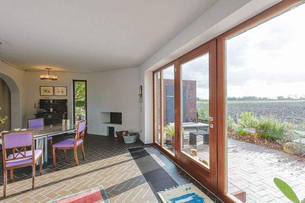 Das Wohn-Esszimmer mit Eckkamin