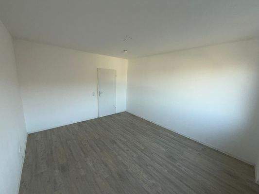 Leerer Raum mit Holzboden