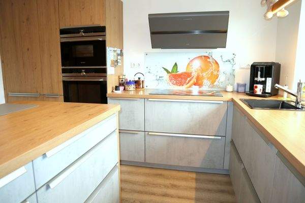 ... hochwertiger Marken-Einbauküche