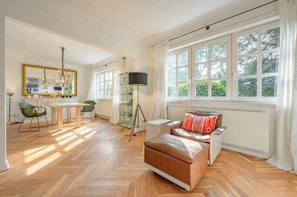 Lichtdurchflutete Zimmer im Hochparterre