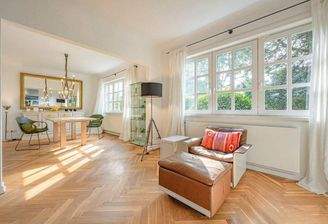 Lichtdurchflutete Zimmer im Hochparterre