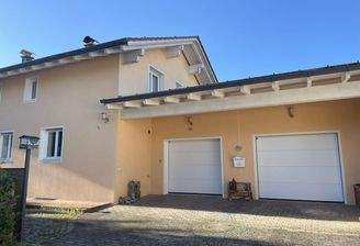 Hauszufahrt + Garagen