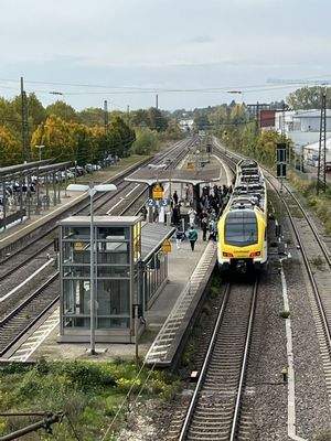 Bahnhof zu Fuß erreichbar