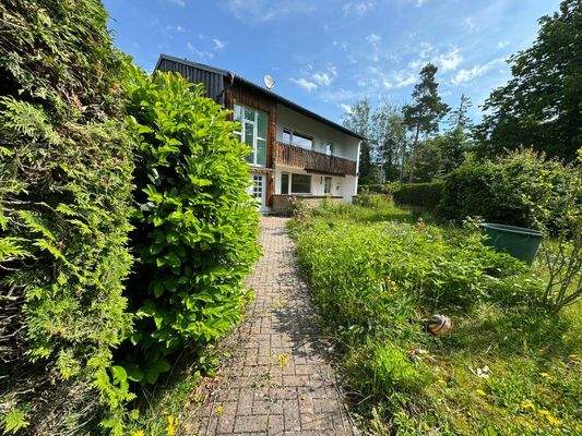 Südseite mit großzügigem Vorgarten